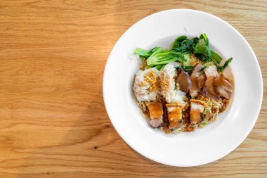 kırmızı kavrulmuş domuz eti, gevrek göbek domuz eti ve wonton ile yumurta şehriye