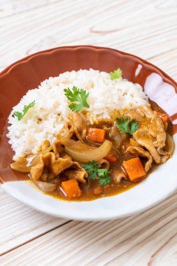 Japon köri pirinç dilimlenmiş domuz eti, havuç ve soğan ile