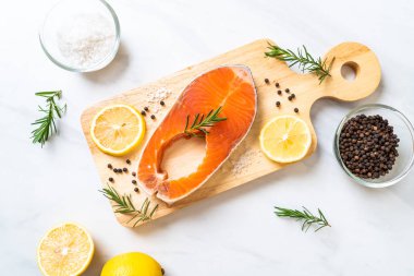 taze çiğ somon fileto biftek