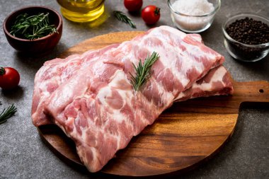 Taze çiğ domuz kaburgası. 