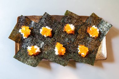 Yosun üzerinde Japon pirinç ve somon yumurtası