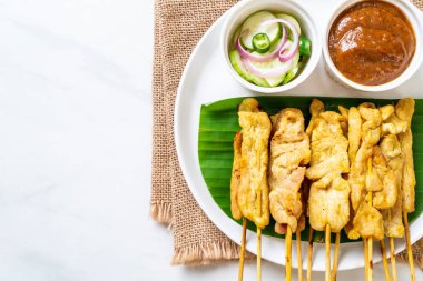 Domuz Satay-ızgara domuz fıstığı sosu veya tatlı ile servis ve 