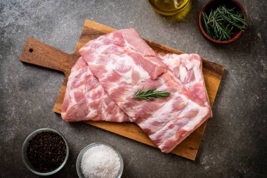 Taze çiğ domuz kaburgası. 