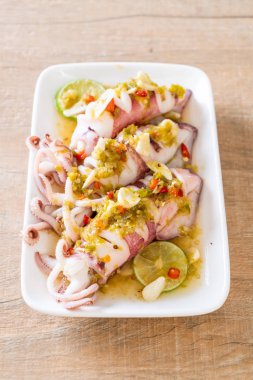 Baharatlı Chili ve limon sosu ile buharda squids