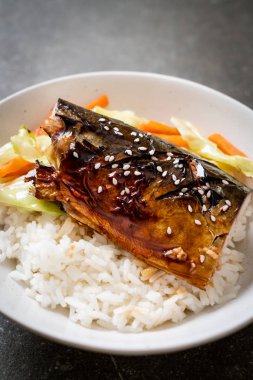 saba balık tepesinde ekmek kapısı üzerinde teriyaki soslu ızgara