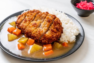 Çıtır çıtır kızarmış domuz pirzola köri ve pilav ile 