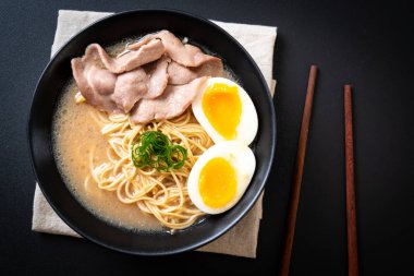 domuz eti ve yumurta ile TONKOTSU ramen erişte