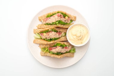 Beyaz arka planda ev yapımı tuna sandviç
