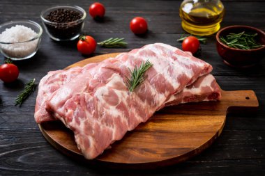 Taze çiğ domuz kaburgası. 