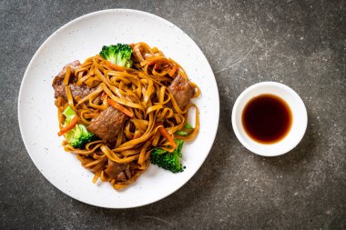 domuz ve sebze ile kızarmış erişte