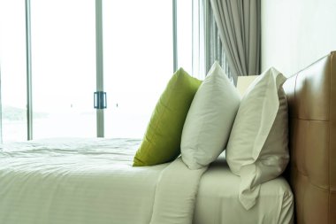 Yatak odasının iç tarafında yastık ve yatak dekorasyonu.