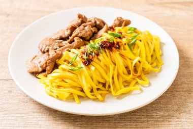 domuz eti ile Asya tavada kızartılmış erişte