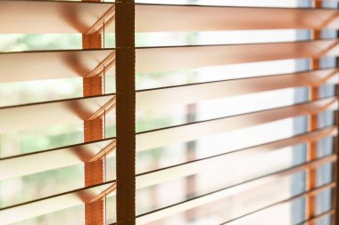 Oturma odasında penceresinde ahşap kepenkleri