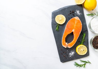 taze çiğ somon fileto biftek