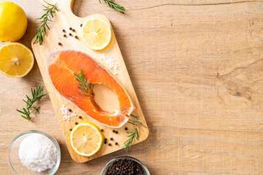 taze çiğ somon fileto biftek