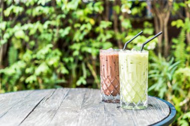 buzlu matcha yeşil çay ve çikolata cam masanın üzerine