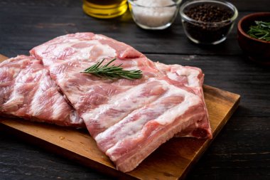 Taze çiğ domuz kaburgası. 