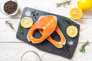 taze çiğ somon fileto biftek