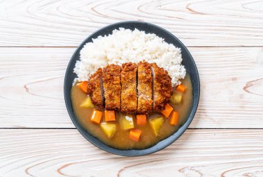 Çıtır çıtır kızarmış domuz pirzola köri ve pilav ile 