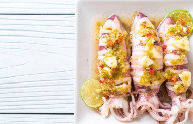 Baharatlı Chili ve limon sosu ile buharda squids