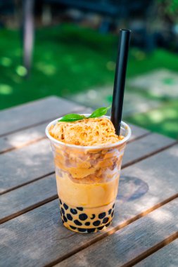 Balonlar ile Tay süt çayı