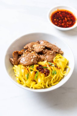 domuz eti ile Asya tavada kızartılmış erişte