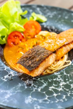 Kızarmış som balığı spagetti 