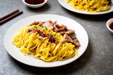 domuz eti ile Asya tavada kızartılmış erişte