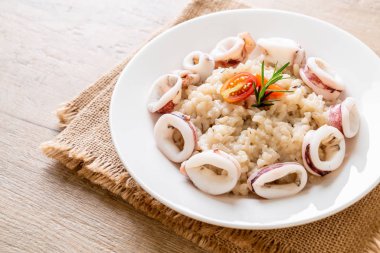 Kalamarlar veya ahtapot risotto