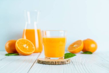 Ahşap arka plan üzerinde taze portakal suyu