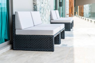 Kanepe dekorasyon açık veranda üzerinde yastık