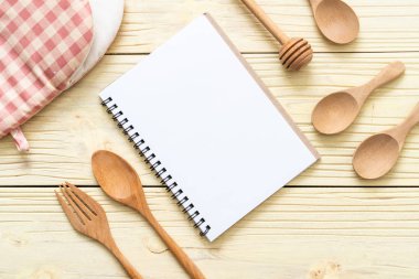 metin Not kopya sapce ile ahşap yüzeyde için boş defter