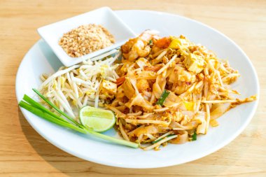 Karides ve karidesler Ile Thai Fried Rice noodle