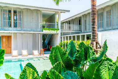 yüzme havuzu etrafında yatak havuzu