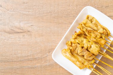 Domuz Satay-ızgara domuz fıstığı sosu veya tatlı ile servis ve 