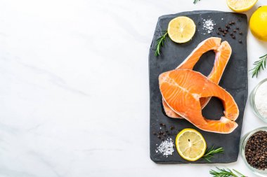 taze çiğ somon fileto biftek