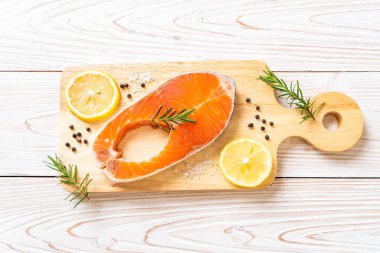 taze çiğ somon fileto biftek