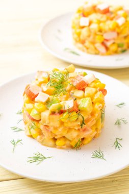 Yengeç sopa (elma, Mısır, papaya, pineappl ile karışık meyve salatası