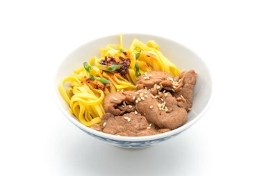 domuz eti ile Asya tavada kızartılmış erişte