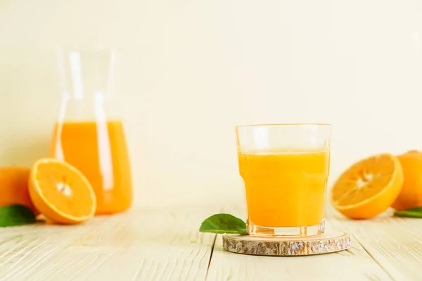 Fresh orange juice on wood background — Stock Photo, Image