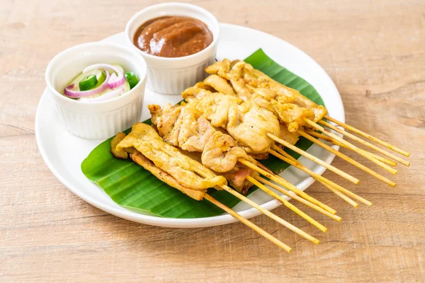 Cerdo satay - Cerdo a la parrilla servido con salsa de maní o dulce y — Foto de Stock