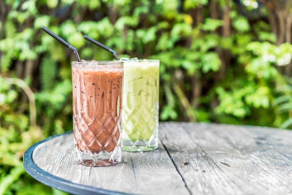 buzlu çikolata ve matcha yeşil çay bardağı masanın üzerine