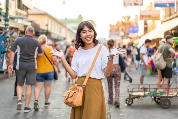 Glückliche und schöne asiatische Frau, die an der khao sarn Straße reist, tha — Stockfoto