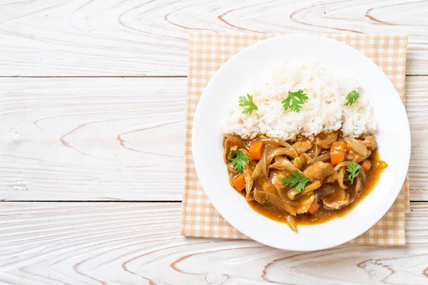 Japon köri pirinç dilimlenmiş domuz eti, havuç ve soğan ile