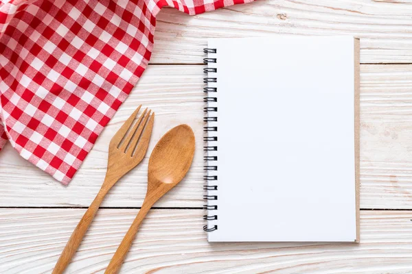 Libreta en blanco para nota de texto en superficie de madera con sapce de copia — Foto de Stock