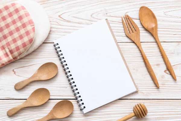 Libreta en blanco para nota de texto en superficie de madera con sapce de copia — Foto de Stock