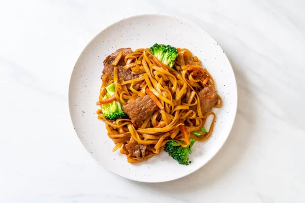 Stir-fried noodles with pork and vegetable — Stock Photo, Image