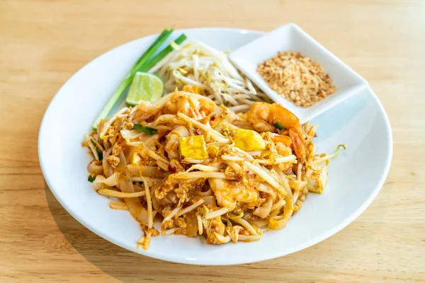 Fideos de arroz frito tailandés con gambas y camarones — Foto de Stock