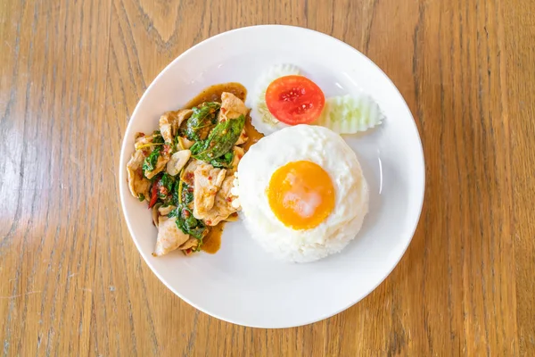 Basil Fried Chicken dan telur goreng dengan nasi — Stok Foto