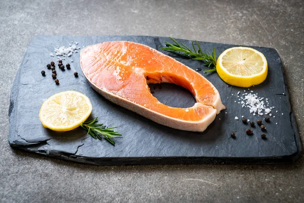 taze çiğ somon fileto biftek